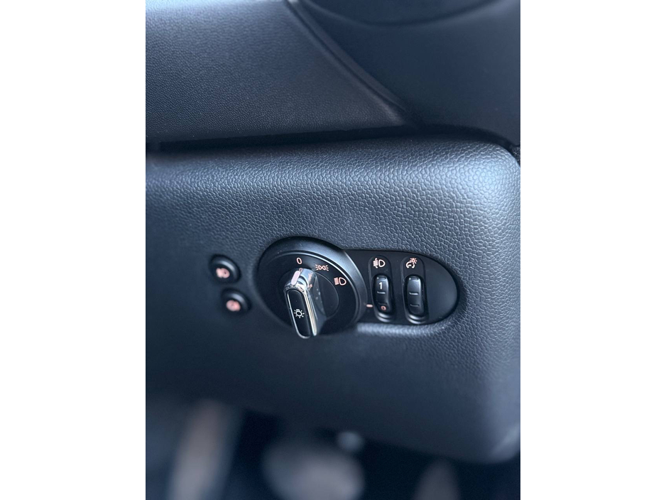 2015 MINI Hatch - image 30