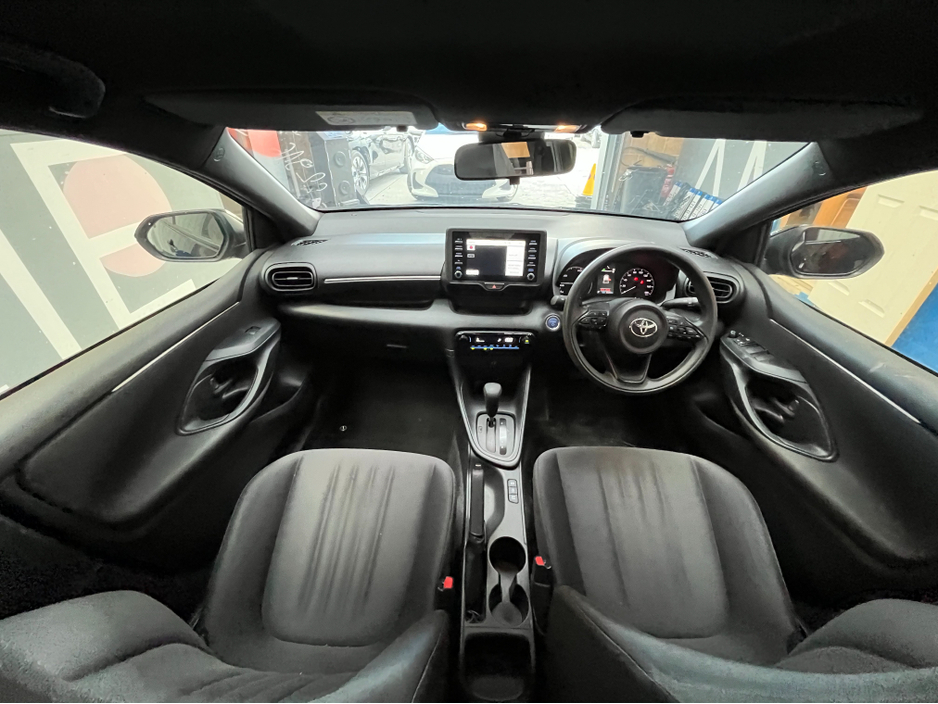 2021 Toyota Yaris - image 12