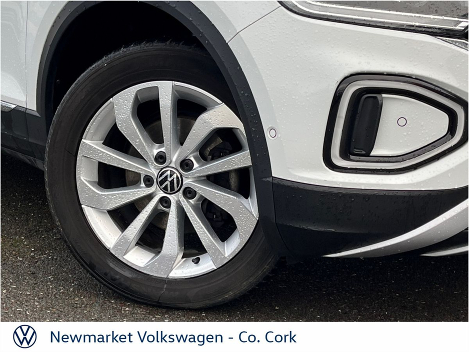 2023 Volkswagen T-Roc - image 2