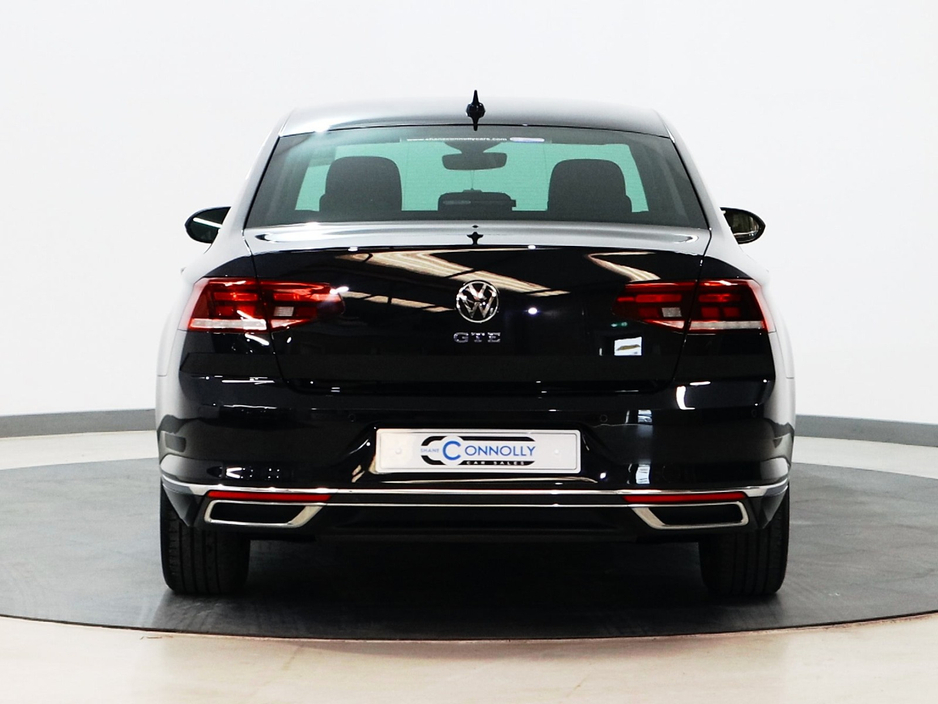 2021 Volkswagen Passat - image 4