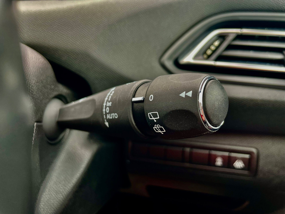 2018 Peugeot 308 - image 31