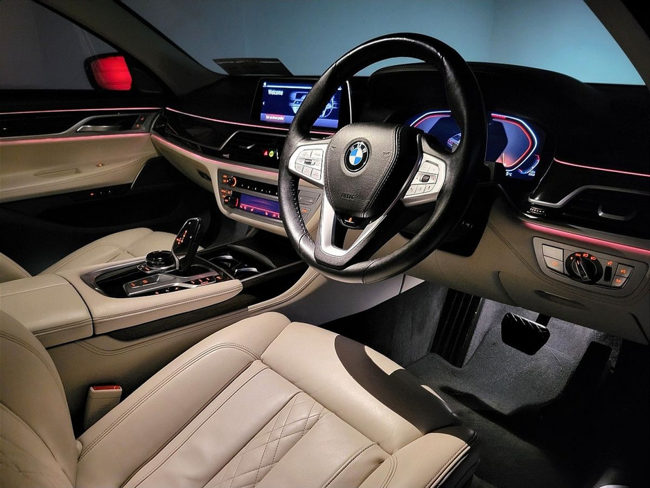 2020 BMW 7 Series - image 31
