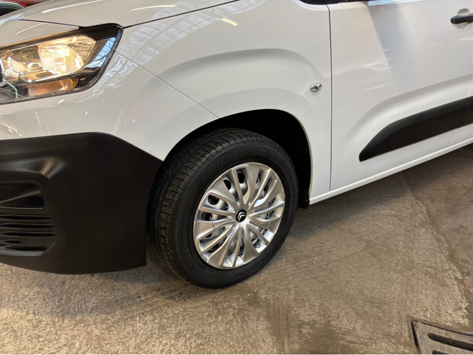 2024 Citroen Berlingo 1.5 dsl Lwb Only 17000 kms THIS PRICE IS VAT EXCLUSIVE Finance Available own this van from €90 per week €17,072