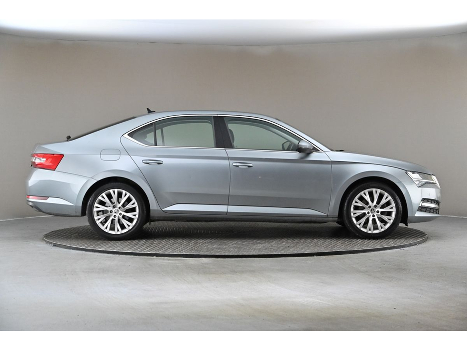 2020 Skoda Superb - image 11