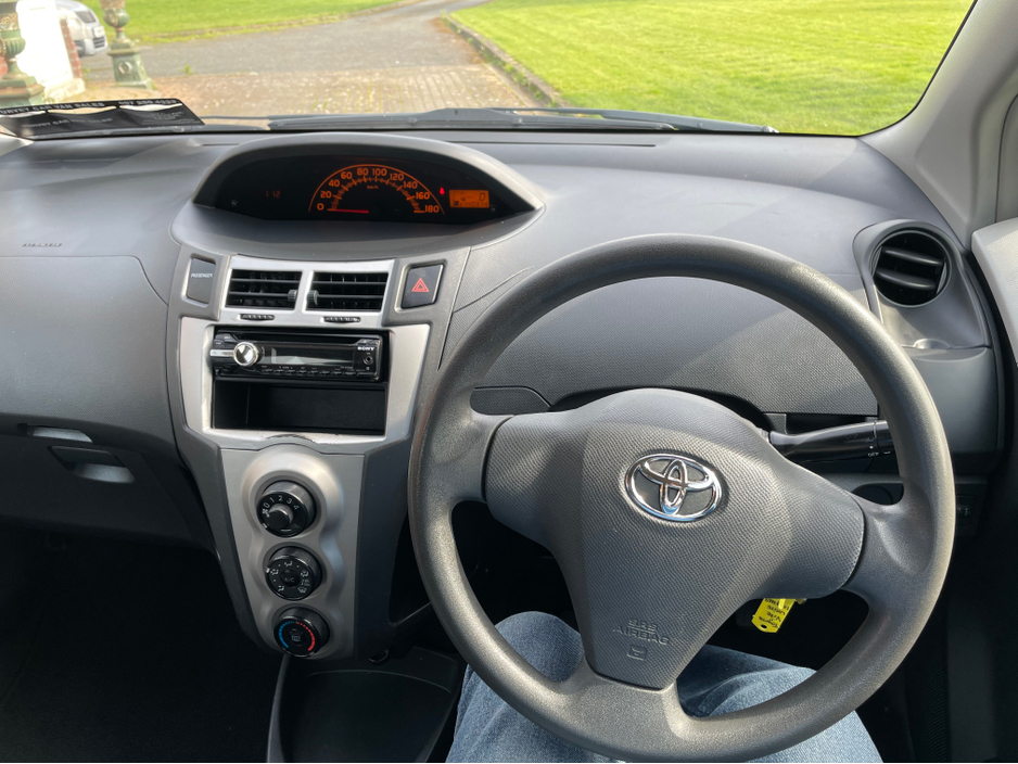 2010 Toyota Yaris - image 10