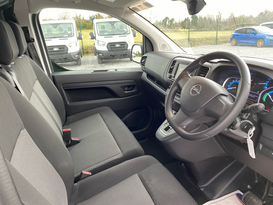 2023 Opel Vivaro - image 8