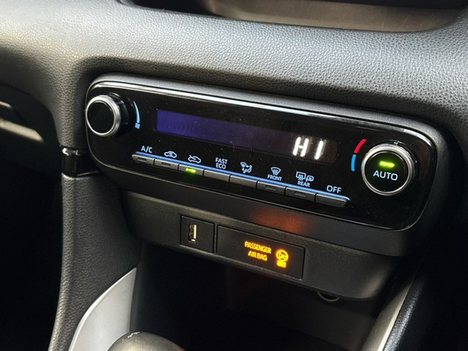 2022 Toyota Yaris - image 13