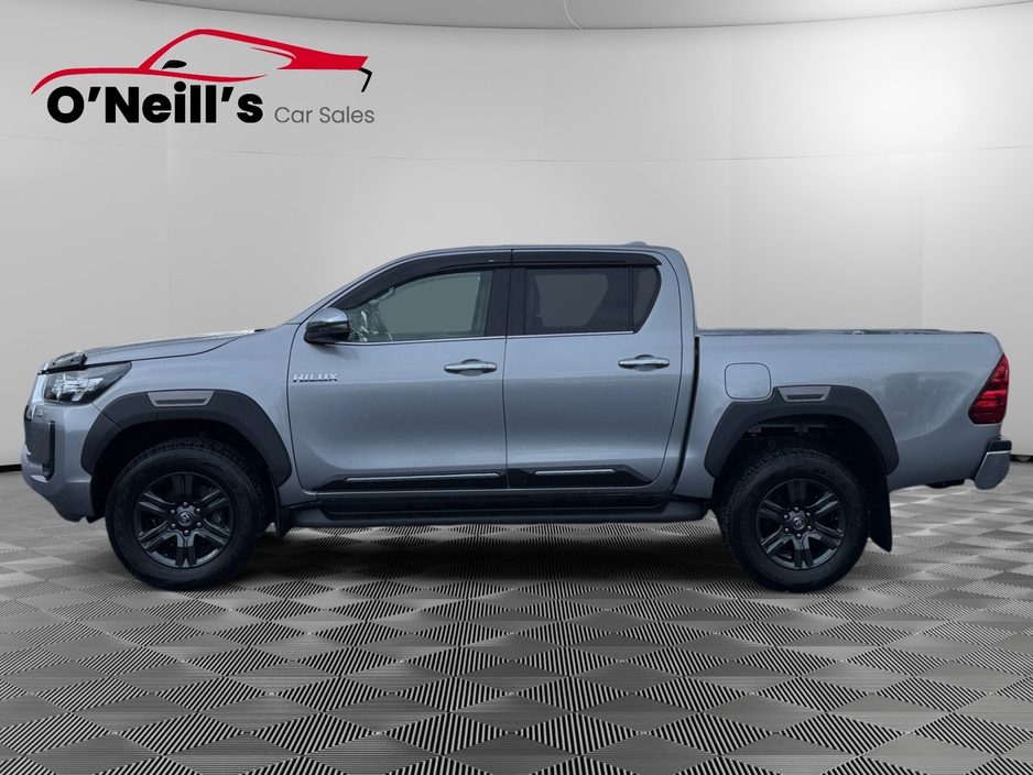 2025 Toyota Hilux - image 6
