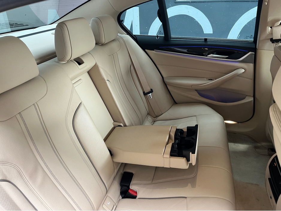 2017 BMW 5 Series - image 14