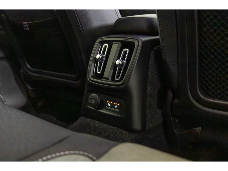 2022 Volvo XC40 - image 14