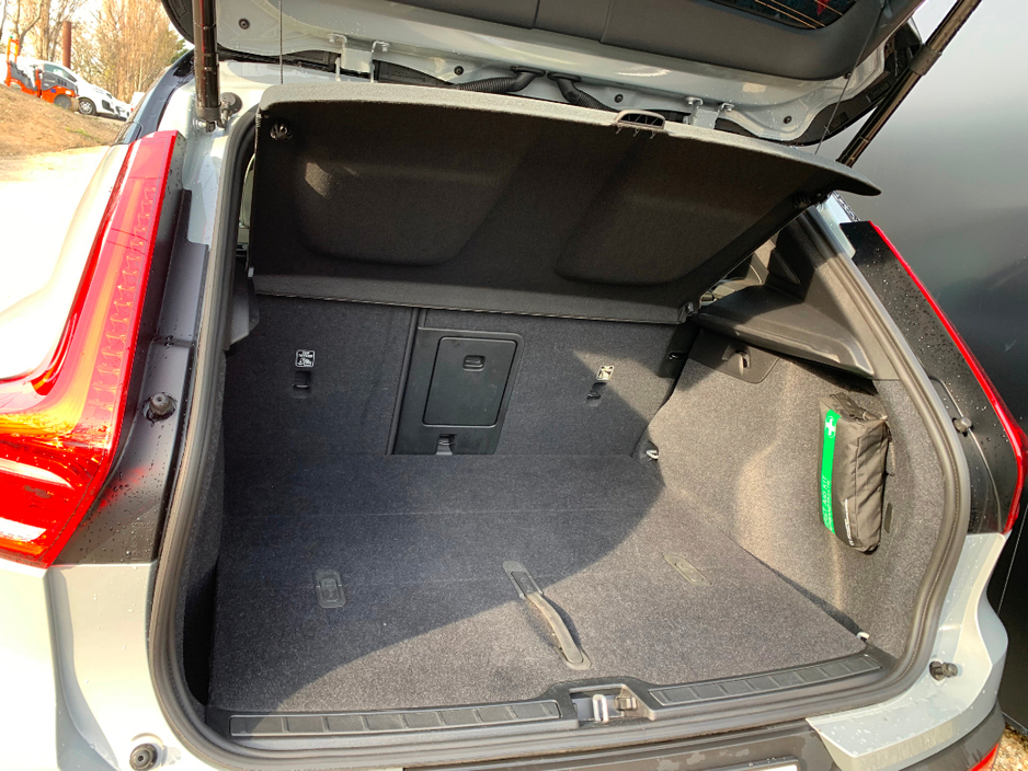 2025 Volvo EX40 - image 12