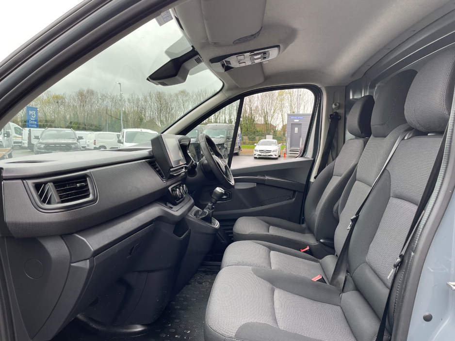 2023 Renault Trafic - image 18