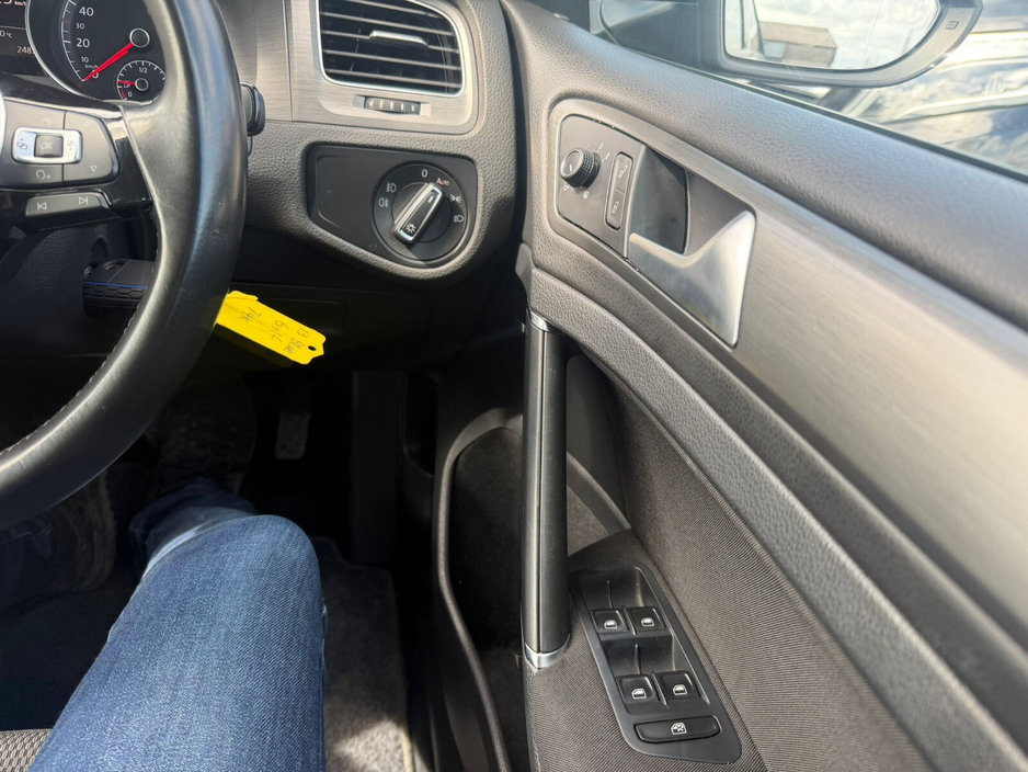 2013 Volkswagen Golf - image 10