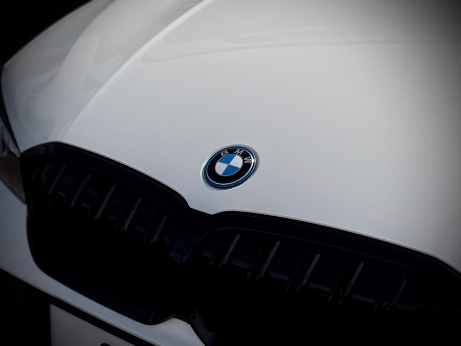 2025 BMW 3 Series - image 23