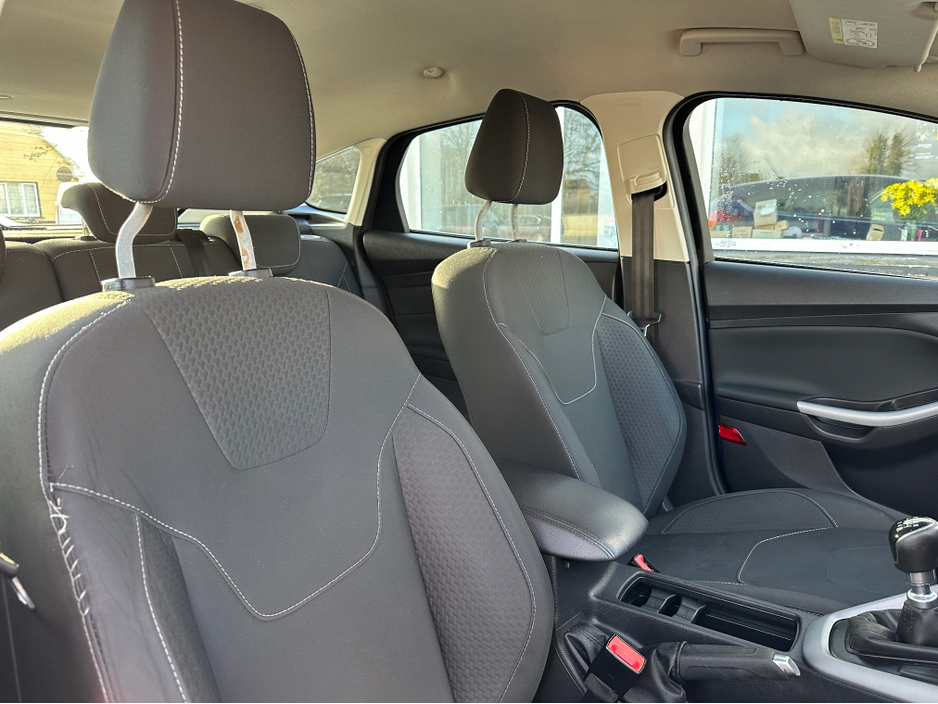 2016 Ford Focus - image 13
