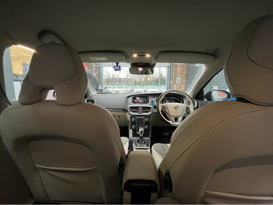 2018 Volvo V40 - image 13