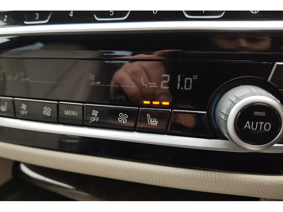 2019 BMW 5 Series - image 17