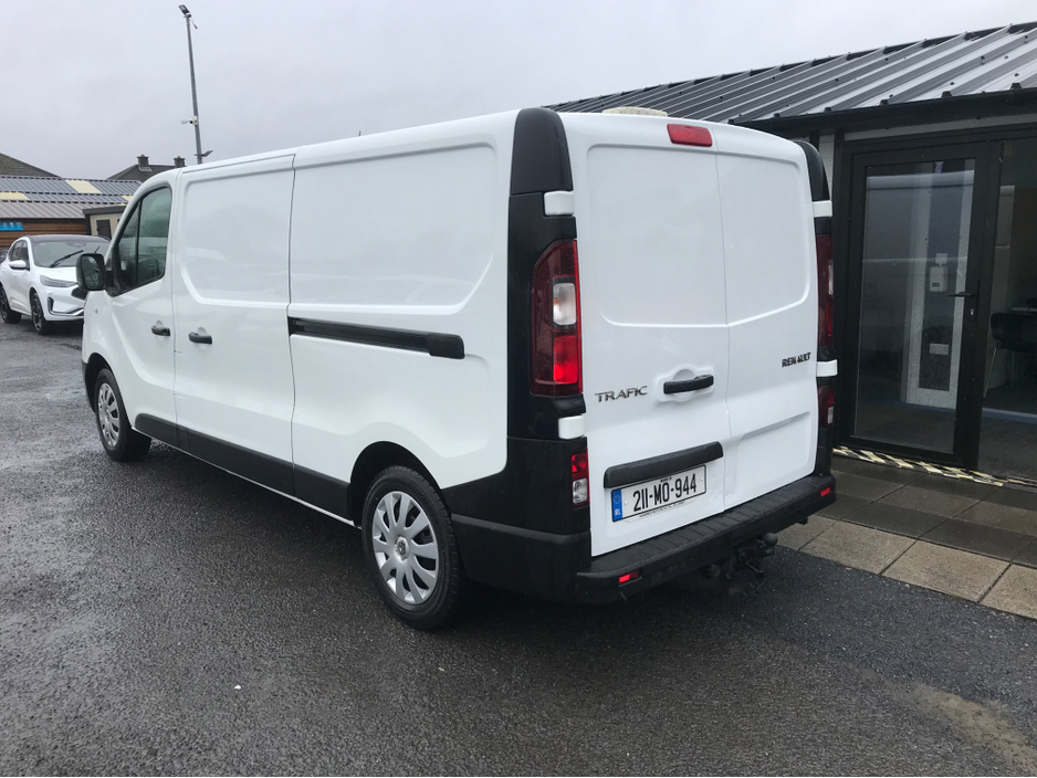 2021 Renault Trafic - image 9