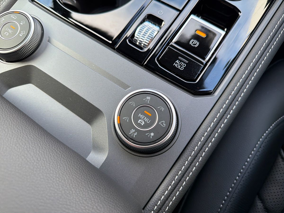 2026 Volkswagen Touareg R-Line (COMMERCIAL)