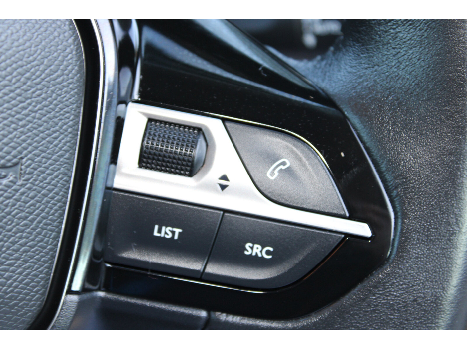 2022 Peugeot 208 - image 20