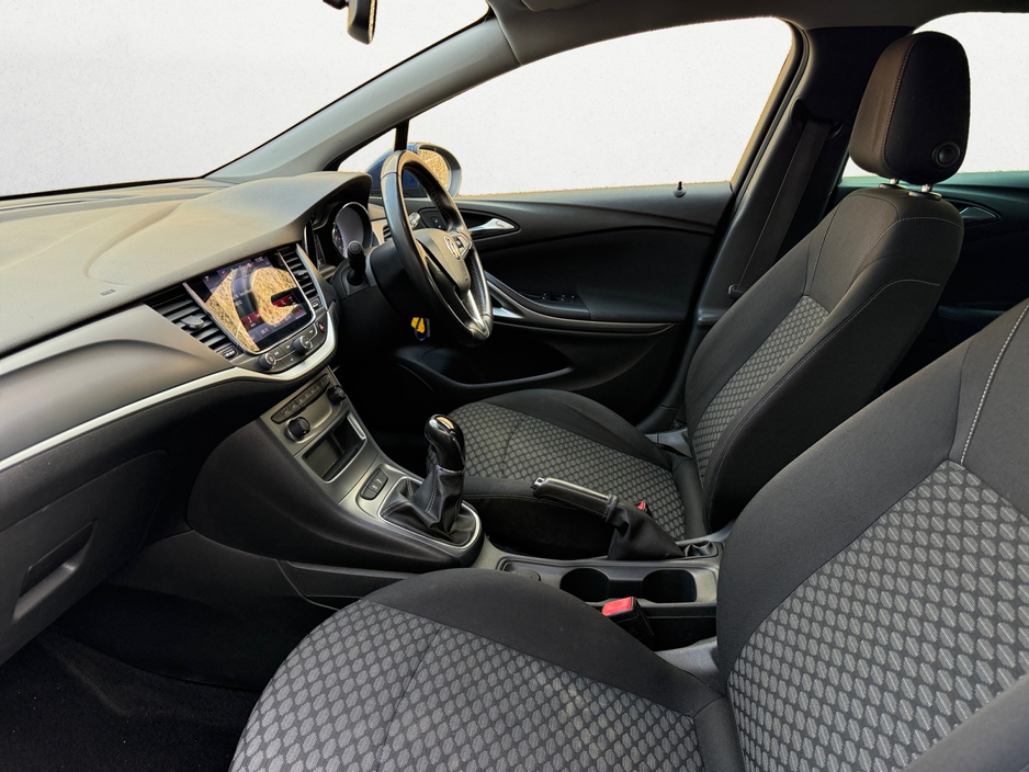 2018 Vauxhall Astra - image 6