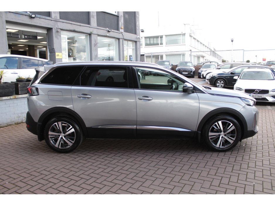 2022 Peugeot 5008 - image 3