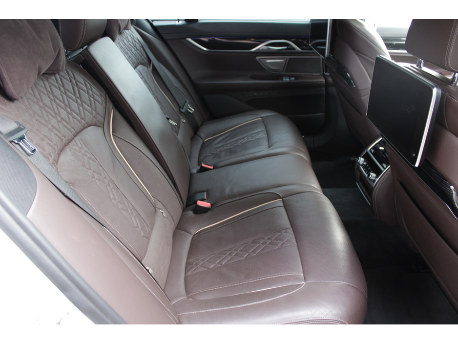 2019 BMW 7 Series - image 21