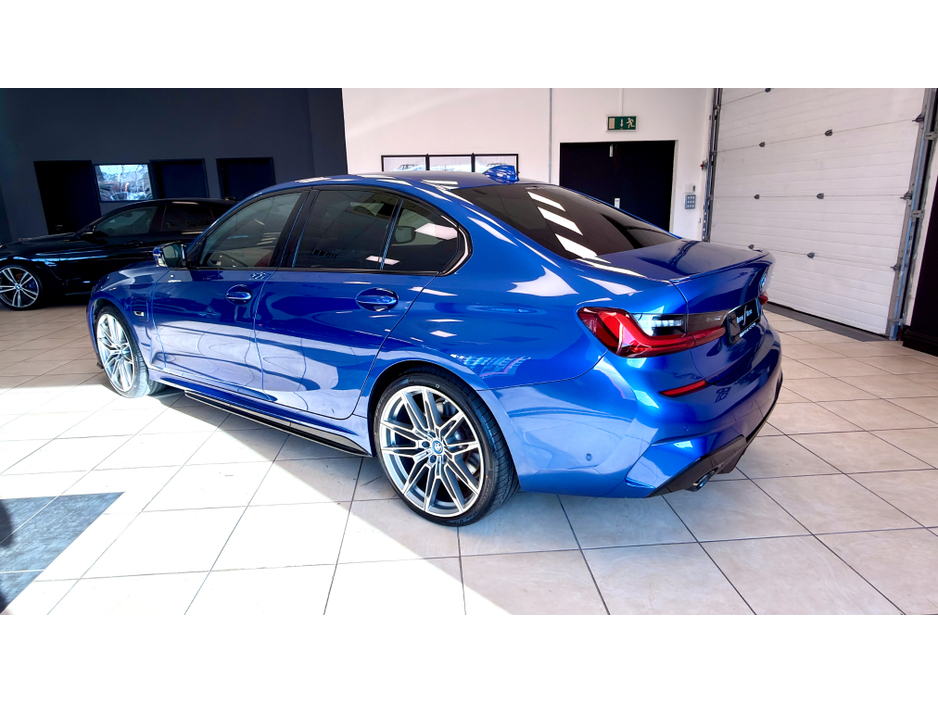 2022 BMW 3 Series - image 23