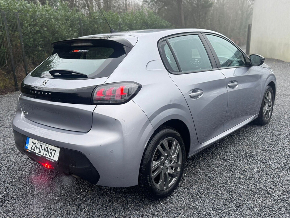 2022 Peugeot 208 - image 7