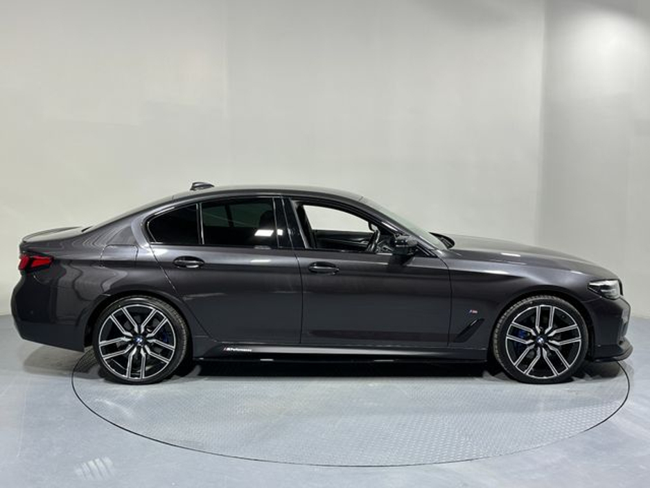 2020 BMW 5 Series - image 8