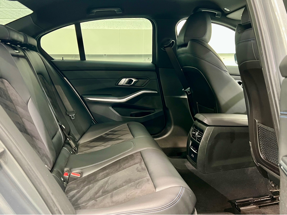 2023 BMW 3 Series - image 18
