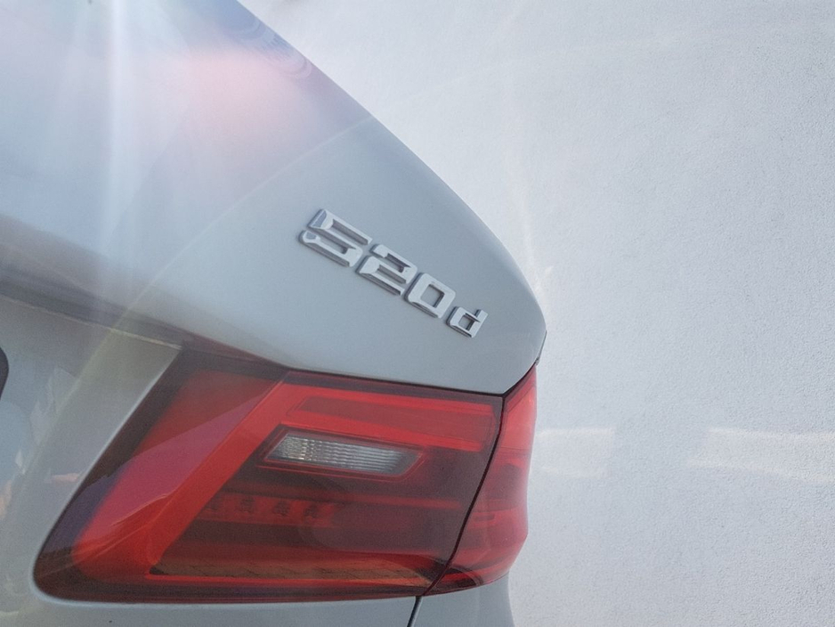 2019 BMW 5 Series - image 8