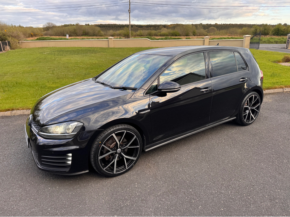 2017 Volkswagen Golf - image 9