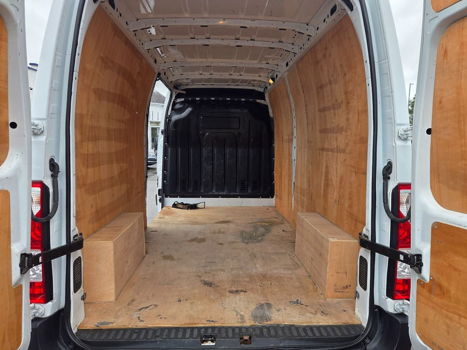 2021 Vauxhall Movano - image 10
