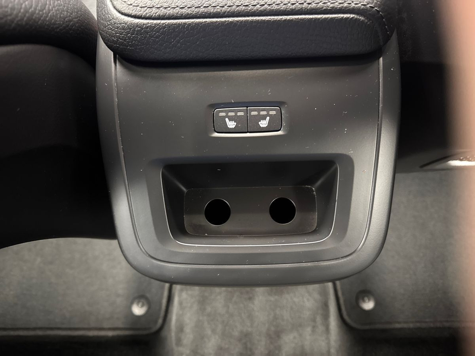 2022 Volvo XC60 - image 21