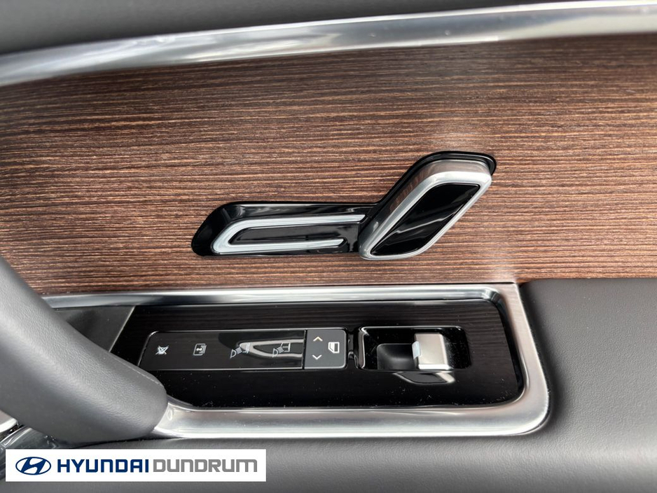 2025 Land Rover Range Rover - image 9