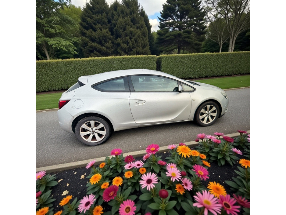 2012 Opel Astra - image 4