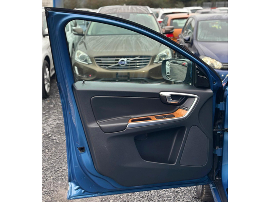 2017 Volvo XC60 - image 6