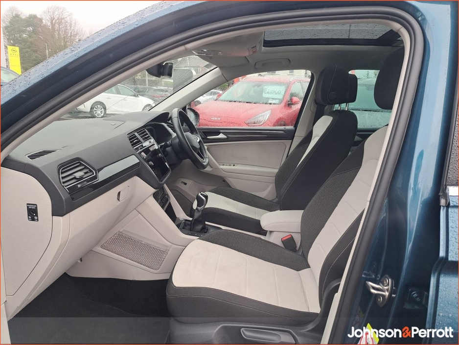 2024 Volkswagen Tiguan - image 3