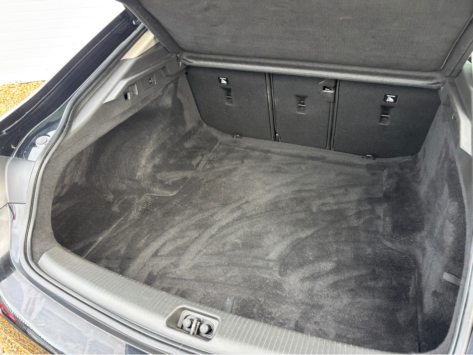 2022 Opel Insignia - image 9