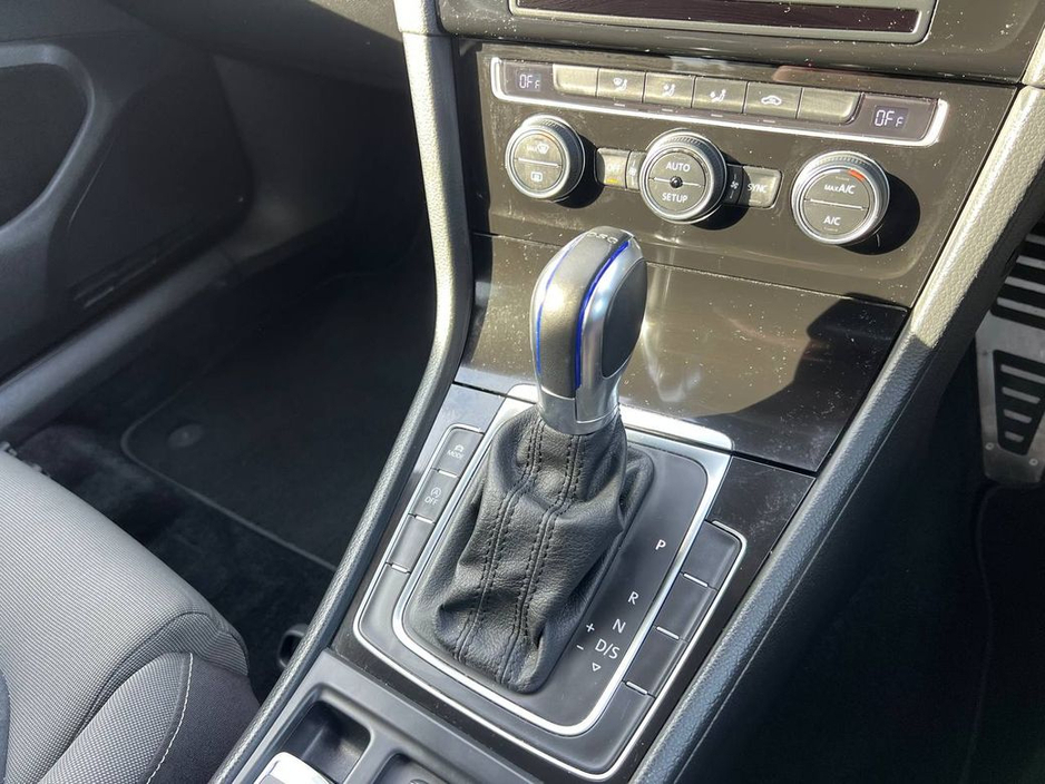 2013 Volkswagen Golf - image 11