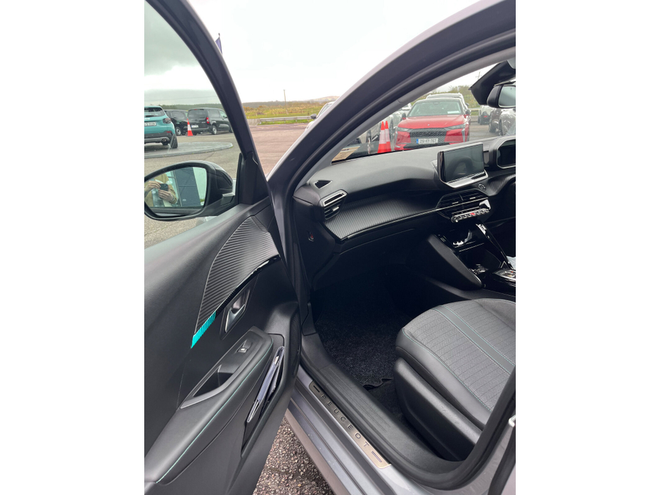 2023 Peugeot 208 - image 8