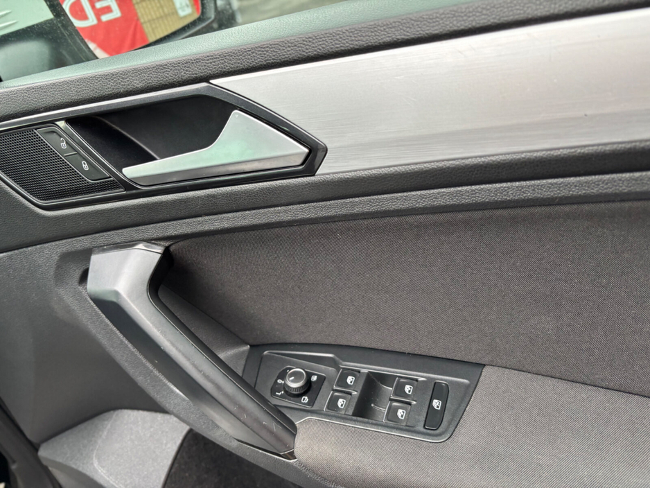 2017 Volkswagen Tiguan - image 10