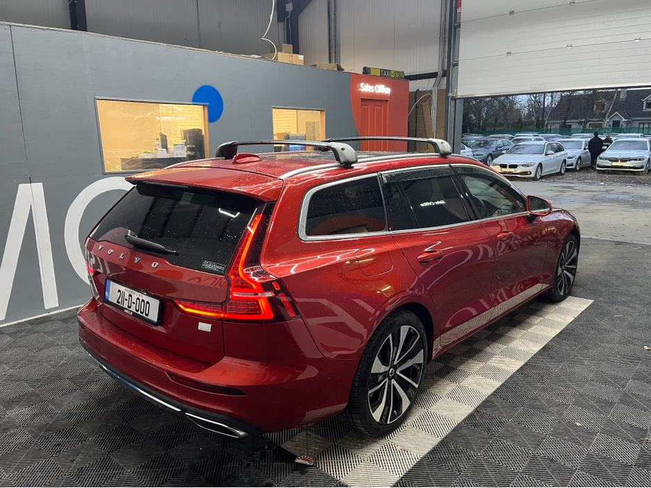 2021 Volvo V60 - image 2