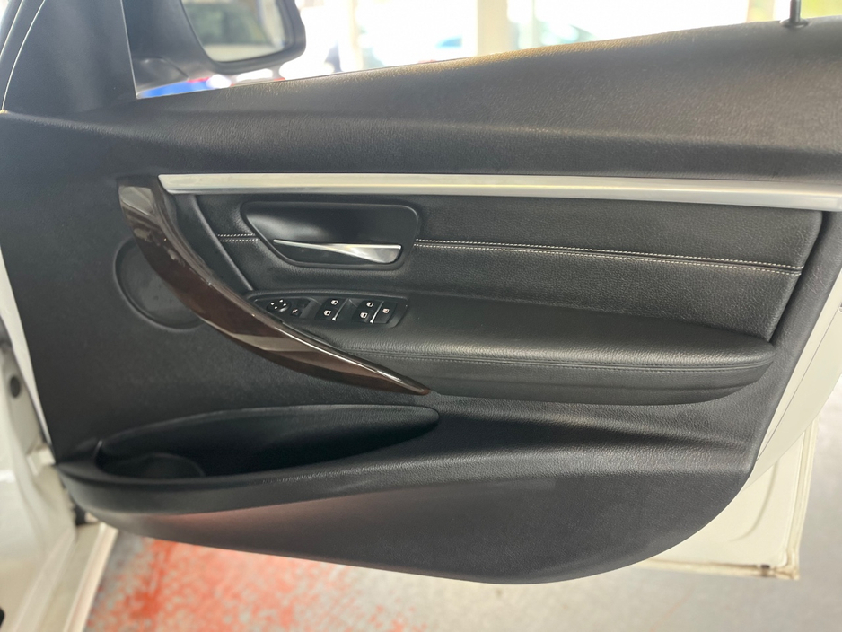 2017 BMW 3 Series - image 15