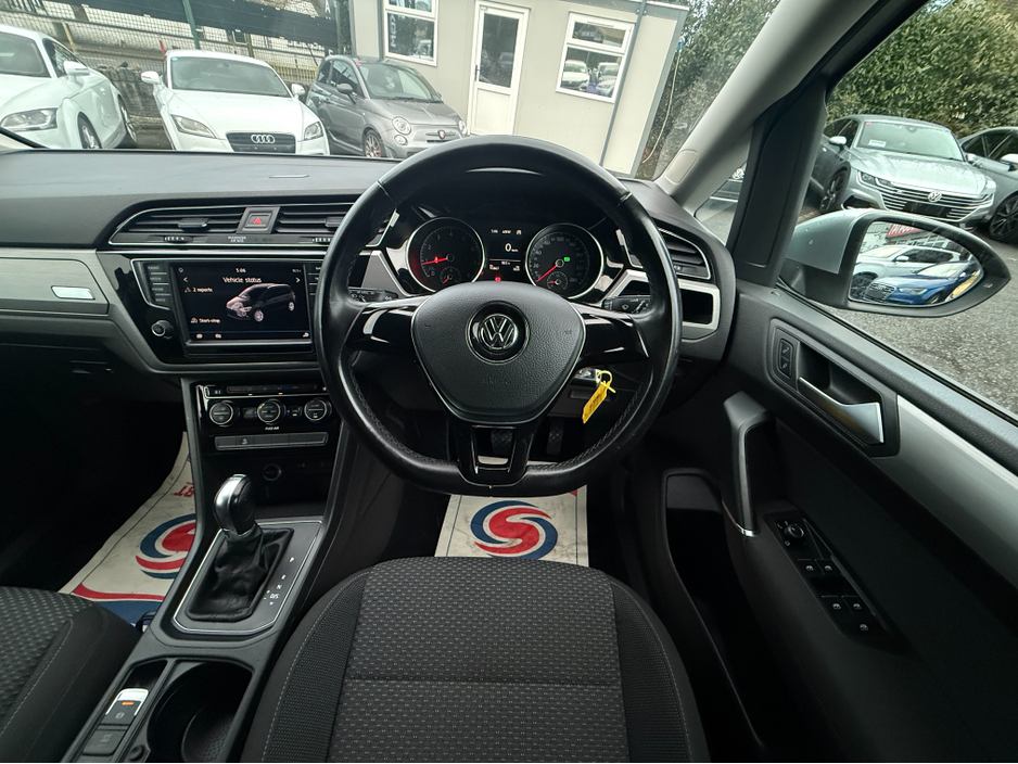 2016 Volkswagen Touran - image 3