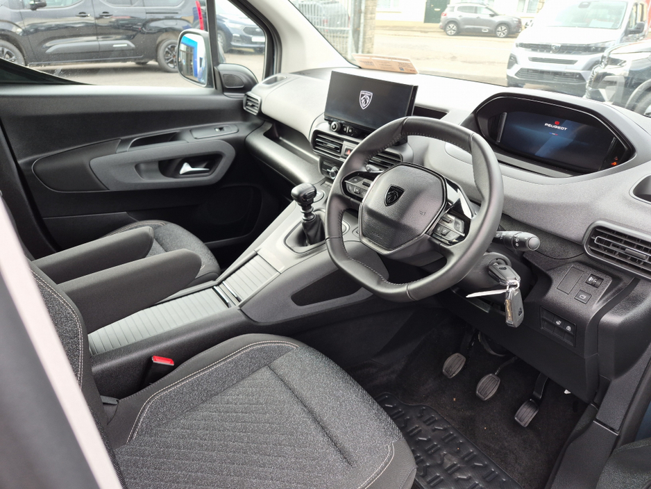 2024 Peugeot Rifter - image 6