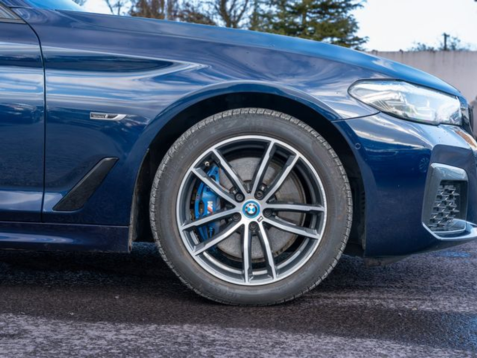 2023 BMW 5 Series - image 5