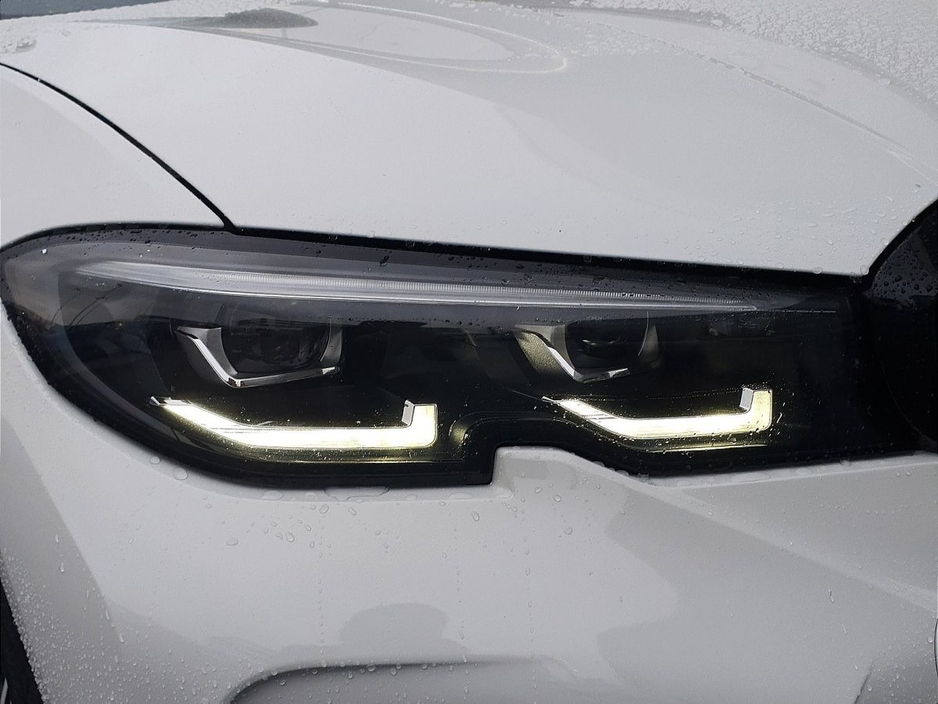 2022 BMW 3 Series - image 21