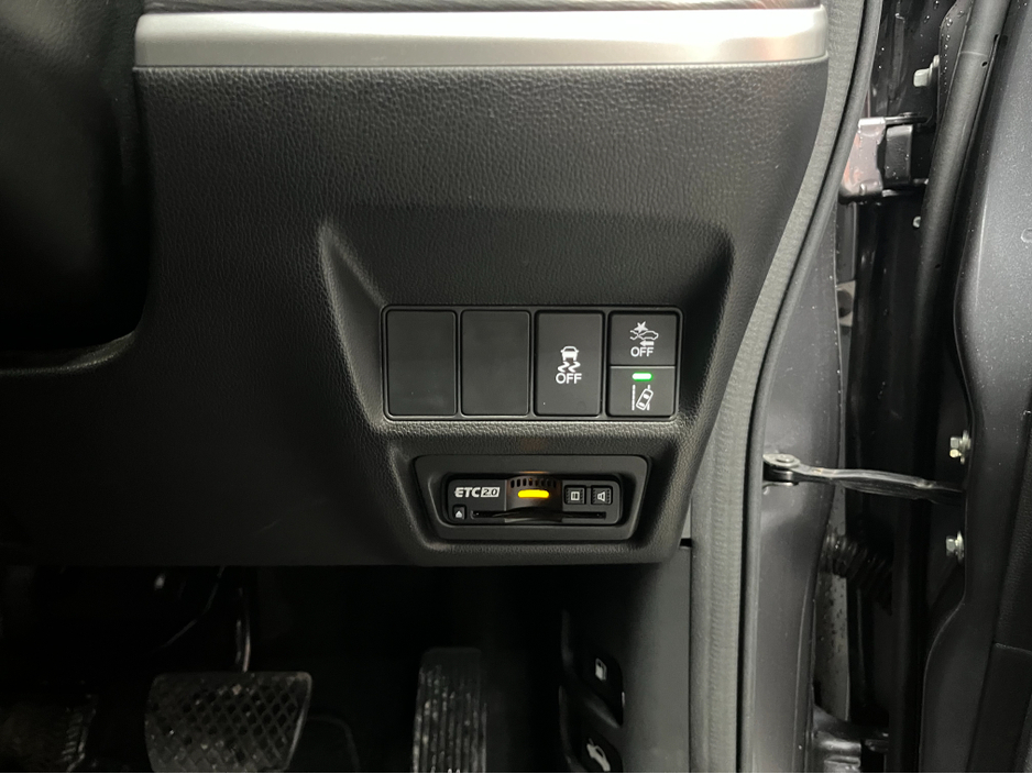 2022 Honda Stepwagon - image 10